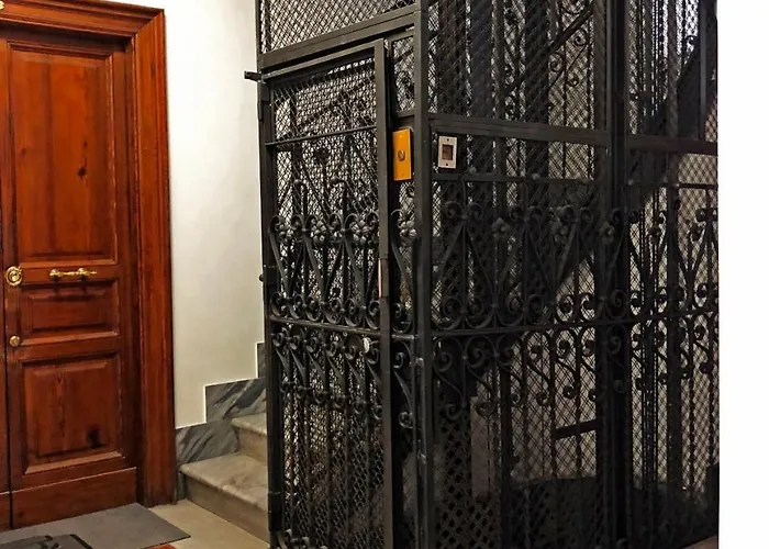 招待所 Clementi Portrait